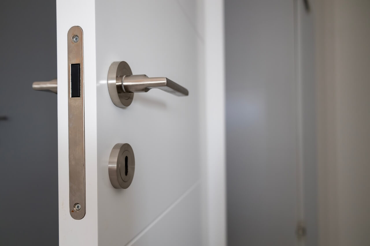 Magnetic lock on a handle